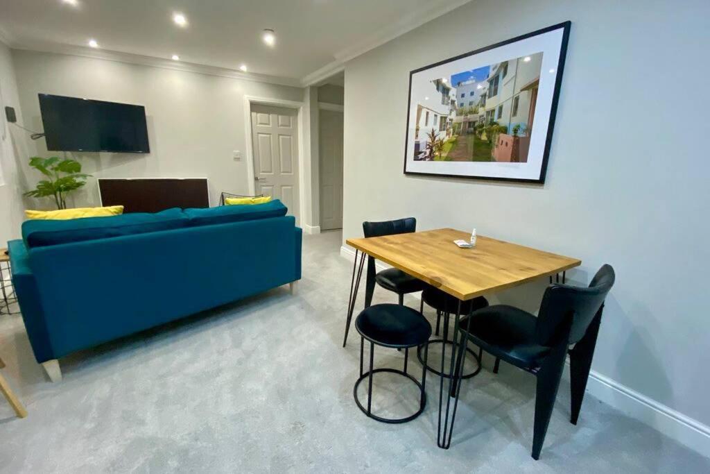 קארדיף Stylish Two Bedroom Apartment Near Victoria Park מראה חיצוני תמונה